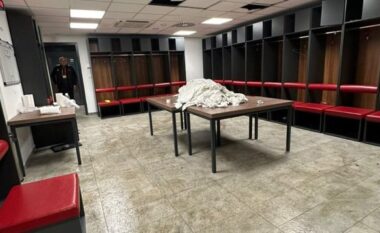 “Ndjesë për tavanin”, djemtë e Kombëtares japin shembull në Serbi: Pastrojnë dhomën e zhveshjes para largimit (FOTO)