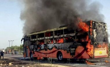 Indi/ Autobusi përfshihet nga flakët, të paktën 20 persona ndërrojnë jetë