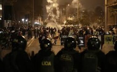 Protesta të ashpra në Peru! 55 policë dhe 20 civilë të lënduar! Qytetarët kërkojnë siguri dhe ndryshim politik