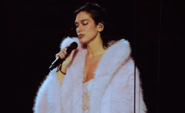 Dua Lipa “rikthehet” në arsim, ndërsa tregon se ka marrë një diplomë për mësimin e gjuhës spanjolle