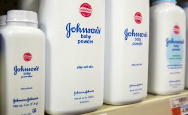 “Shkakton kancer”/ “Johnson & Johnson” përballet me mbi 3,000 padi për pudrën e foshnjave