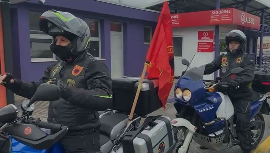 “UÇK” marshon në Tiranë, mijëra persona nga Kosova dhe Lugina e Preshevës mbërrijnë në Shqipëri për të marrë pjesë në protestë