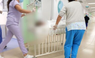 Tragjedia në Maliq/ 6-vjeçarja shtrohet në QSUT, Ministria e Shëndetësisë: E mitura në gjendje kritike
