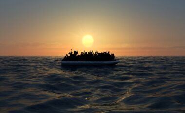 Tragjedi në Mesdhe/ Mbytet një varkë me emigrantë pranë Tunizisë, mbi 40 të vdekur
