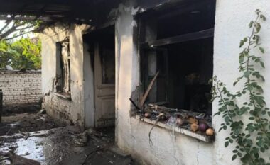 FOTO/ Zjarr në Maliq, flakët shkrumbojnë një banesë në Sovjan