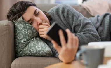 Si të largoheni nga “doomscrolling” dhe të përmirësoni mirëqenien mendore