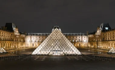 Pesë arrestime të reja për grabitjen spektakolare të bizhuterive në Luvër, thesaret ende të zhdukura