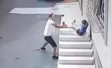 E rëndë në Turqi! Një burrë ndjek një fëmijë 7-vjeçar, e ngre peshë dhe e hedh nga një lartësi
