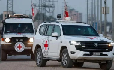 Izraeli merr arkivole që Hamasi thotë se përmbajnë trupat e dy pengjeve të Gazës