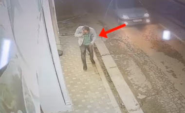 Vrasja në Babrru/ Momenti kur autori largohet nga vendgjarja duke folur në telefon (VIDEO)