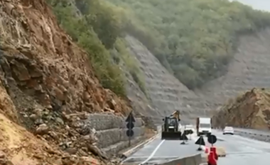 U inaugurua pak ditë më parë, shembet një pjesë e masivit shkëmbor në aksin Qukës-Qafë Plloçë