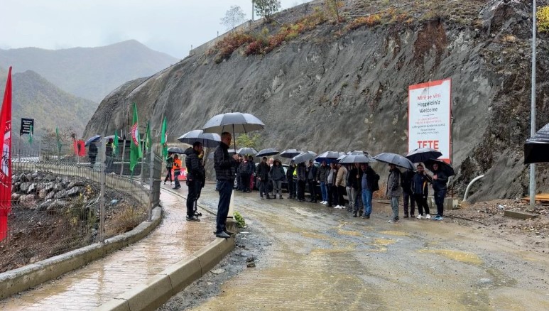 16 minatorë të Spaçit u shkarkuan  kompania e quan të paligjshme grevën  Rikthehuni në punë