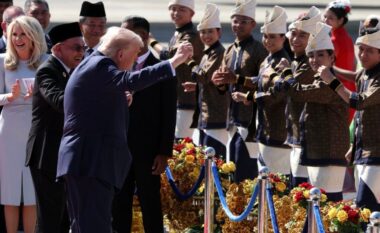 Presidenti Trump e nis turin e aziatik me kërcim, kreu i Shtëpisë i bashkohet valltarëve malajzianë sapo zbret nga avioni presidencial (VIDEO)