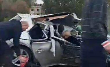 Aksident i rëndë në Durrës/ Makina përfundon në korsinë e kundërt, plagosen 5 persona (VIDEO)