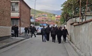 Tragjedia në Maliq/ Përcillen sot për në banesën e fundit nënë e bir, fqinja tregon momentet e tmerrshme…