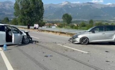 S`kanë të ndalur aksidentet në vendin tonë/ Dy makina përplasen në Rrugën e Arbrit, plagosen gjashtë persona