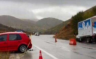 EMRI/ Publikohen pamjet nga aksidenti ku humbi jetën 41-vjeçarja në aksin Bilisht-Kapshticë (VIDEO)