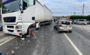 Aksident në Lezhë-Shkodër/ Kamioni përplaset me makinën, plagoset një person
