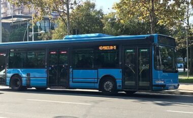 Këngëtari i njohur shqiptar pa komplekse, shfaqet duke udhëtuar me autobus (FOTO)