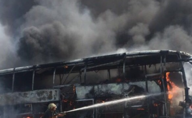 Përfshihet nga flakët një autobus në Kukës