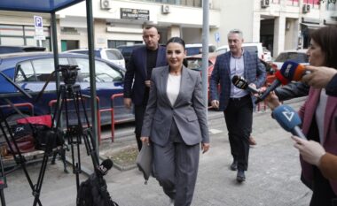 VIDEOLAJM/ Belinda Balluku futet në SPAK, revoltohen qytetarët: O hajdute, o hajdute…