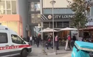 Krimi brenda ambienteve të lokalit në Tiranë, policia: Viktima u godit nga kolegu i tij, humbi jetën në spital si pasojë e plagëve