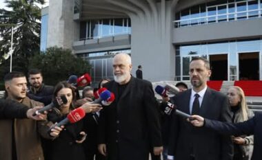 FOTOLAJM/ U vra në sallën e gjyqit, Kryeministri Edi Rama merr pjesë në homazhet në nder të gjyqtarit Astrit Kalaja