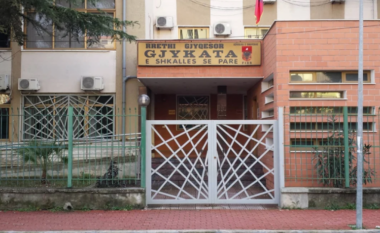 Tjetër incident në gjyqësor, 75-vjeçari kanos kryesekretaren e Gjykatës së Fierit