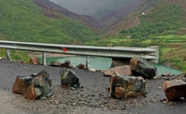 Rrëshqitje gurësh në aksin kombëtar Burrel-Skuraj, bllokohet qarkullimi tek Ura e Ulzës