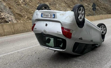 Aksident në aksin Sarandë-Skërficë/ Shoferi humb kontrollin mbi drejtimin, makina përmbyset në rrugë