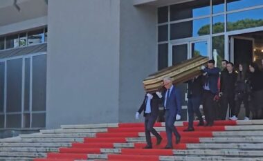 Përfundojnë homazhet, përcillet për në Shkodër arkëmorti i gjyqtarit Astrit Kalaja