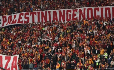 Tifozët e Galatasarayt i japin mbështetje të fortë Gazës gjatë ndeshjes me Liverpoolin