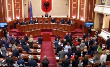 Parlamenti nis me një minutë heshtje në nder të gjykatësit të vrarë, Astrit Kalaja