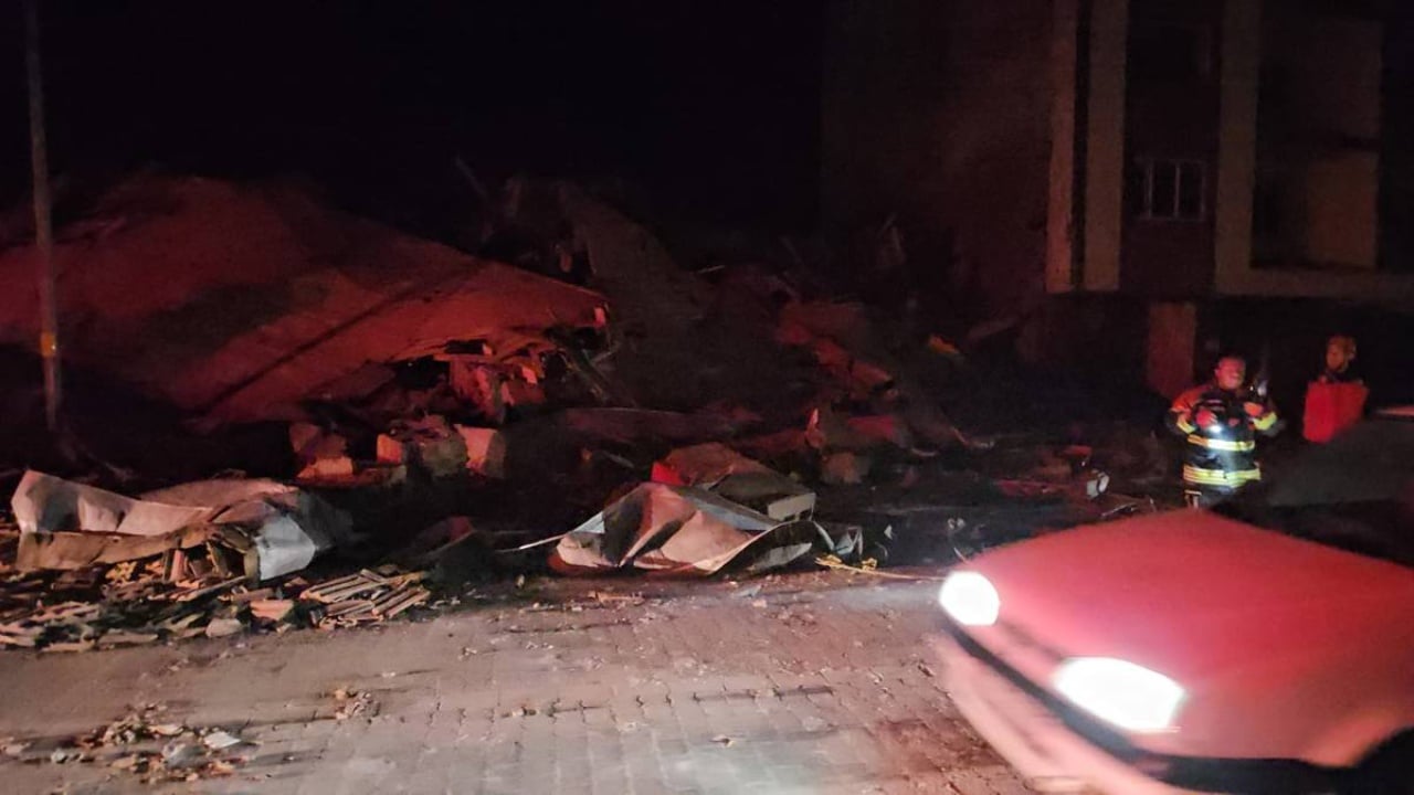 VIDEO  Tërmeti me magnitudë 6 1 shkatërron ndërtesa në Turqi  vijojnë kërkimet nën gërmadha