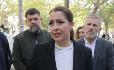 Ogerta Manastirliu nis fushatën, takim me banorët e Tiranës: Plani ynë, t’u kthejmë hapësirat e çliruara fëmijëve e të moshuarve