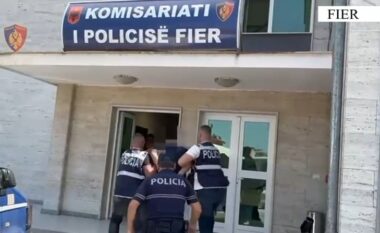 E rëndë në Fier, djali plagos babanë