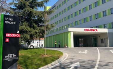 Ra në një enë me ujë të nxehtë, përfundon në spital 2-vjeçarja, e mitura ndodhej në banesat sociale