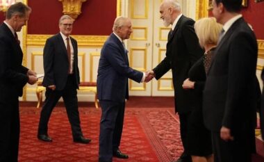 Pas përplasjes për UÇK-në, Edi Rama pranë Albin Kurtit në Londër, kryeministri shtrëngon duart me Mbretin Charles