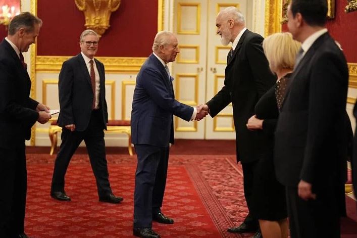 Pas përplasjes për UÇK në  Edi Rama pranë Albin Kurtit në Londër  kryeministri shtrëngon duart me Mbretin Charles