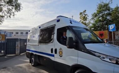 Del sot para Gjykatës Kushtetuese, Veliaj niset nga paraburgimi i Durrësit drejt Tiranës (VIDEO)