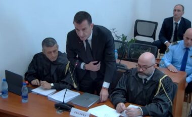 Nis seanca ndaj Veliajt në Kushtetuese, ish-kryebashkiaku i shoqëruar me polic në sallën e gjyqit