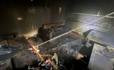 Zjarri në një banesë në Maliq, humb jetën nëna, fëmijët në spital (FOTO+EMRI)