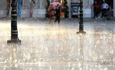 Moti i keq prek edhe qarkun Korçë, prezencë uji në oborret e disa banesave, mungesë energjia dhe shkarje dherash