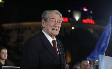 “Jemi para pallatit që ka brenda sulltanin dhe sulltaneshën, Edvinin dhe Lubinë”, Berisha: Me vjedhjen dhe plaçkitjen kanë mbjellë skamje në vend