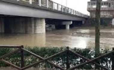 Situata e rënduar prej motit të keq! Ministria e Mbrojtjes: Lumenjtë po tërhiqen në shtrat, ja si paraqitet gjendja në disa qarqe të vendit