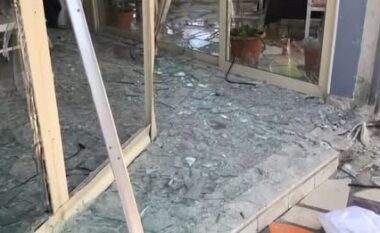 Shpërthim me lëndë plasëse në portën e jashtme të një banese në Vlorë