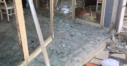 Shpërthim me lëndë plasëse në portën e jashtme të një banese në Vlorë