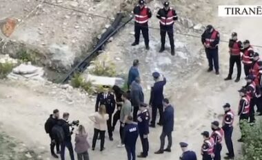 Ndërtimet e paligjshme/ Policia rrethon objektet në Sauk, arrestohen 5 inspektorë të IMT Tiranë  (VIDEO)