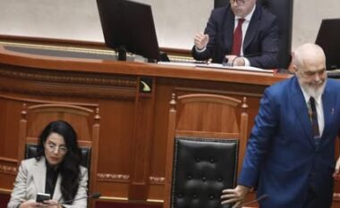 Belinda Balluku rikthehet në Kuvend/ Ironia e Gazment Bardhit: PS t’i japë një duartrokitje të pandehurës së SPAK, s’është ofendim, por statusi i saj (VIDEO)