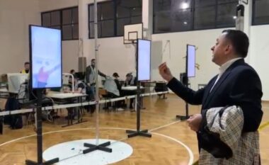 Kandidati i pavarur mbërrin në qendrën e votimit, Gjergji Nika i drejtohet numëruesve socialistë: Edhe pse do fitoni, nuk qeveriset Vlora me 7% të votave